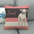 Detalle de funda de cojín de lino con dibujo de cordero y texto artístico de Lamb - Estilo de Cordero Artístico Realista (11)