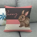 Detalle de textura de lino en funda de cojín de Pascua con diseño de conejo y rayas - Estilo de Conejo Rayado en Bloques de Color (12)