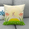 Detalle de funda de cojín de lino con estampado de conejo realista y jardín de tulipanes - 45x45cm / Conejo en Pradera de Primavera (3)