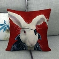 Detail eines roten Leinen-Kissenbezugs mit Osterhase-Punk-Motiv auf Sofa - Punk-Stil Weiß Kaninchen (1)