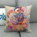 Leinen-Osterkissenbezug mit Hasen-Motiv und Eiern auf einem gemütlichen grauen Sofa - Künstlerische Skizze Kaninchen (2)