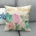 Detail der Easter Blessings Aufschrift und Blumenmuster auf dem Leinenkissenbezug - 45x45 cm / Aquarell Blumen Schmetterling Stil (3)