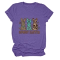 Détail d'imprimés de lapins aux motifs léopard et vache sur un t-shirt violet de Pâques - S / Violet