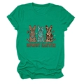 Détail d'un t-shirt de Pâques vert avec imprimé Howdy Easter et motifs de lapins - S / Vert Foncé