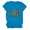 Détail des silhouettes de lapins de Pâques et texte Howdy Easter sur t-shirt bleu - S / Bleu lac