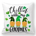 Dettaglio federa San Patrizio con tre gnomi e quadrifogli su tessuto pelle di pesco - Relax Gnomies (Style-15)