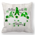 Dettaglio federa San Patrizio con tre gnomi e quadrifoglio su trama effetto legno - Stile Gnomies Legno (Style-19)