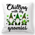 Dettaglio fodera cuscino San Patrizio con testo Chilling with my gnomies e trifoglio - Festa Relax Gnomies (Style-24)