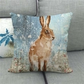 Oster-Kissenbezug aus Leinen mit Aquarell-Hase und Beeren-Design auf dem Sofa - Aquarell Braun Kaninchen (21)