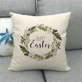 Dettaglio del copricuscino in lino Happy Easter con ghirlanda floreale su divano - Collezione Ghirlanda Verde Vintage (4)