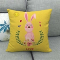 Dettaglio copricuscino pasquale giallo in lino con coniglio e scritta LOVE - Collezione Amore Giallo Brillante (14)