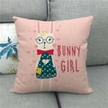 Dettaglio del cuscino in lino con motivo a coniglietto su un divano in tessuto grigio - Collezione Ragazza Coniglio Rosa (15)