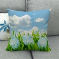 Oster-Leinenkissenbezug auf grauem Sofa mit bunten Eiern und Himmel-Design - Blau gepunktetes Eiermuster (1)
