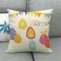 Detailansicht des Happy Easter Leinen-Kissenbezugs mit bunten Eiern und Kükenmotiven - Bunte Eier und Küken Muster (2)