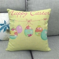 Detail der Happy Easter Aufschrift und bunten Ostereier auf dem Kissenbezug - Rosa Text und Eier Muster (3)