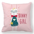 Rosafarbener Oster-Kissenbezug mit niedlichem Bunny-Girl-Comic-Motiv aus Pfirsichhaut - 45x45cm / Rosa Kleid Bunny Girl (35)