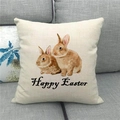 Kissenhülle aus Leinen mit Osterhasen und Happy Easter Motiv auf Sofa - Zwei braune Hasen Happy Easter Stil (2)