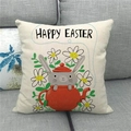 Detalle funda de cojín de Pascua en lino con conejo en tetera sobre sofá gris - Estilo Conejo Gris en Tetera (2)
