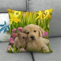 Primer plano de funda de cojín de lino con cachorro de golden retriever y conejo en flores - Estilo Cachorro y Conejo Amigos (4)