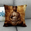 Fodera per cuscino in lino con stampa Buddha Zen posizionata su divano grigio - Stile Buddha in Scultura di Pietra Ocra (6)