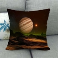 Detail der Leinenkissenhülle mit kosmischem Planeten-Druck auf einem grauen Sofa - Riesige Jovianische Planetenlandschaft (7)