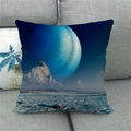 Nahaufnahme des Leinenkissenbezugs mit detailliertem Weltraumdruck und Stoffstruktur - Blauer Planet und Steile Berge (8)
