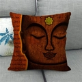 Fodera per cuscino in lino con stampa Buddha e scritta Love su un divano grigio - Stile Zen Buddha con Stampa Love (9)