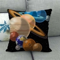 Detailansicht des Sonnensystem-Planetendrucks auf einem schwarzen Leinenkissenbezug - Sonnensystem Planeten Realistische Malerei (12)