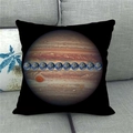 Detailaufnahme eines Kissenbezugs aus Leinen mit Jupiter-Kosmos-Motiv auf Sofa - Jupiter und Miniatur-Erden (14)