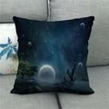 Detailaufnahme des Galaxie-Leinenkissenbezugs auf dem Sofa mit kosmischem Nebel und Baumsilhouette - Baumschatten Sci-Fi Galaxie (16)