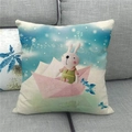 Funda de cojín de Pascua con conejo en barco de papel sobre sofá gris - Estilo Conejo Barco de Papel de Ensueño (20)