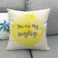 Detailansicht des You are My Sunshine Leinenkissenbezugs mit Sonne auf grauem Sofa - Handgezeichnete Sonne You are my sunshine (3)