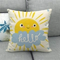 Detail eines Leinenkissenbezugs mit gelber Sonne und blauem Wolkenmuster auf grauem Sofa - Cartoon Sonne Wolke Hello (4)