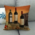 Vintage-Kissenbezug mit Rotwein-Gemälde aus rustikalem Leinen auf grauem Sofa - Vintage Weinfass Stillleben (1)