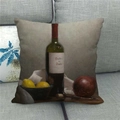 Vintage Rotwein Poster Leinen Kissenbezug mit Flaschendesign auf grauem Sofa - Wein und Zitrone Klassisches Stillleben (3)