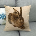 Linnen Pasen kussensloop met vintage bruin konijnprint op een grijze bank - Stijl 20 Realistische Haas