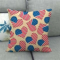 Detailansicht eines Kissenbezugs mit Herz-Flaggenmuster auf einem grauen Sofa - 45x45cm / Sternen Und Streifen Herzmuster (2)