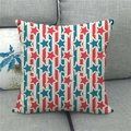 Nahaufnahme eines Leinenkissenbezugs mit rot-blauen Sternen auf grauem Sofa - 45x45cm / Pop-Art Rote Und Blaue Sterne (4)