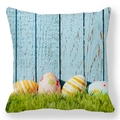 Pasen kussensloop van perzikhuid met kleurrijke eieren op blauwe houttextuur - 45cmx45cm / Gras Houtnerf Eieren Stijl (28)