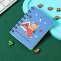Detail eines A7-Weihnachtsnotizbuchs mit blauem Cartoon-Rentier- und Schneemann-Motiv - Blauer Strumpf