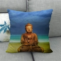 Nahaufnahme von Leinenkissenbezug mit Buddha-Druck auf grauem Stoffsofa - 45x45 cm / Zen Holzschnitzerei Buddha (1)