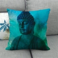 Deko-Kissenbezug aus Leinen mit blauem Buddha-Kunstdruck auf einem grauen Stoffsofa - 45x45 cm / Dunkelblauer Halbkörper-Buddha (2)