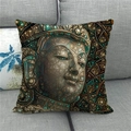 Detailansicht eines Kissenbezugs mit Buddha-Mosaik auf einem grauen Sofa - 45x45 cm / Mosaik-Stil Boeddha-Gesicht (4)