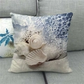 Federa in lino con stampa conchiglie e stelle marine su divano grigio per decor - Conchiglia e Bolle (9)