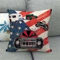 Detail eines Vintage-Leinenkissens mit Route 66 und Oldtimern auf grauem Sofa - Amerikanischer Retro Route 66 Wohnmobil-Stil (1)