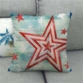 Detailstruktur des patriotischen Kissenbezugs mit Sternen und Streifen auf grauem Sofa - Vintage Holzmaserung Blaue Paspelierung Sterne Streifen Stil (4)