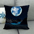 Detail van de linnen kussensloop met een print van een sterrennacht-meer en volle maan - 45cmx45cm / Blauwe Volle Maan Landschap (3)