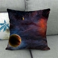 Dettaglio di un copricuscino in lino con galassia e pianeti su un divano grigio testurizzato - 45x45 cm / Stile Nebulosa Viola (1)