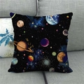 Federa per cuscino in lino galassia spazio con Terra e Saturno su un divano grigio - 45x45 cm / Stile Cielo Stellato Nero Blu (3)