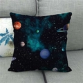 Dettaglio della trama in lino della federa a tema galassia su un divano grigio sobrio - 45x45 cm / Stile Nebulosa Nero Profondo (4)